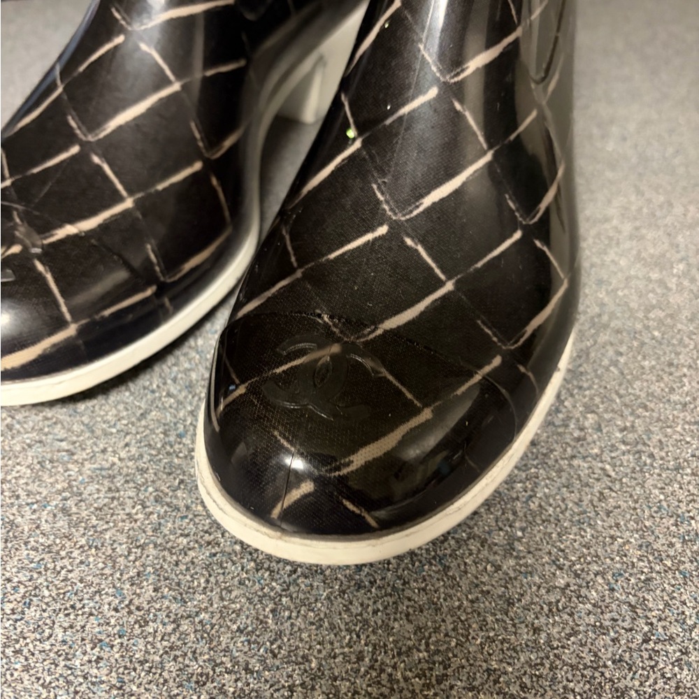 CHANEL (rain boots) - Picture 4 of 15